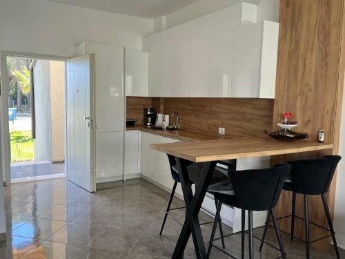 Loving 2- Bedrooms Vacation Home With Free Parking