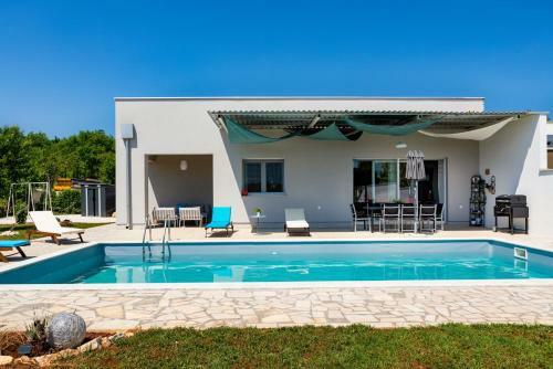 Villa Holiday House With Pool Near Rovinj