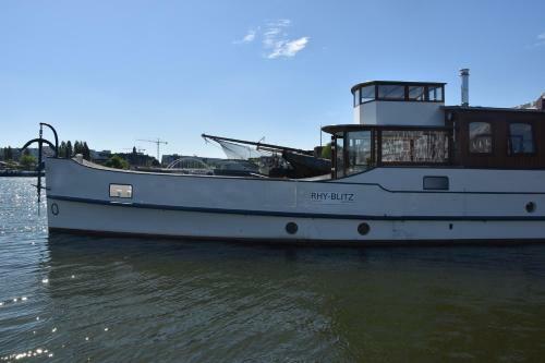 Houseboat Ms Rhy Blitz