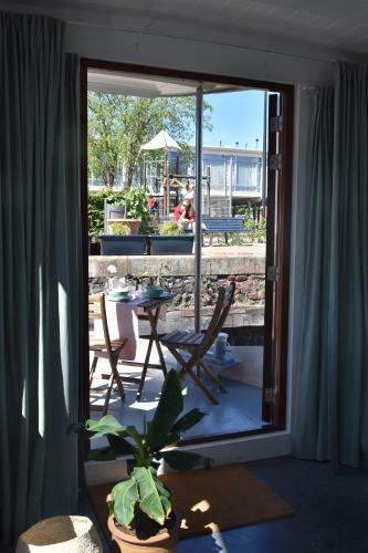 Houseboat Ms Rhy Blitz