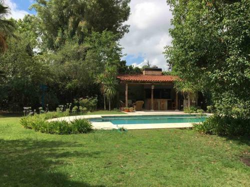 Amplia Casa Con Jard�n, Quincho Y Piscina