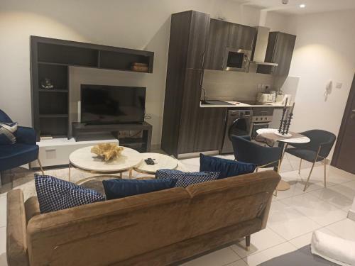 Goldencity Studio Apartment, King-size Bed,wifi,pool And Gym