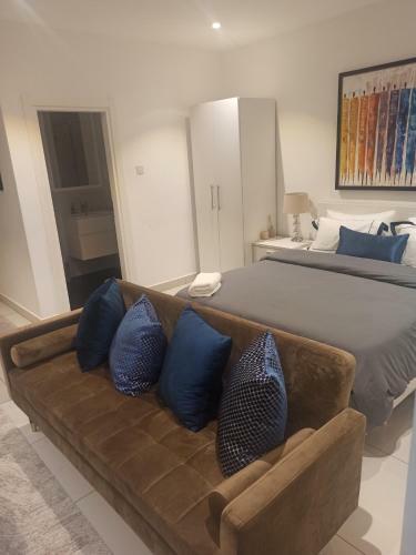 Goldencity Studio Apartment, King-size Bed,wifi,pool And Gym