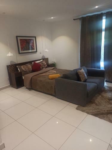 Goldencity Studio Apartment, King-size Bed,wifi,pool And Gym
