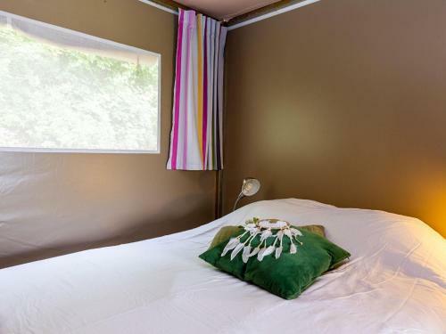 Cosy Tent Lodge In Genderen With Garden