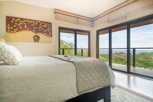 Luxe Casa Acuario With Patio Kitchen And Ocean Views
