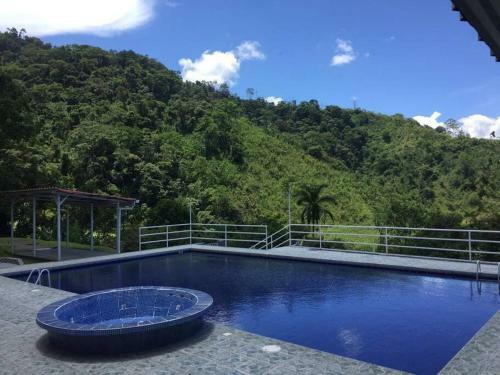 Alegre Villa Con Piscina En La Monta�a