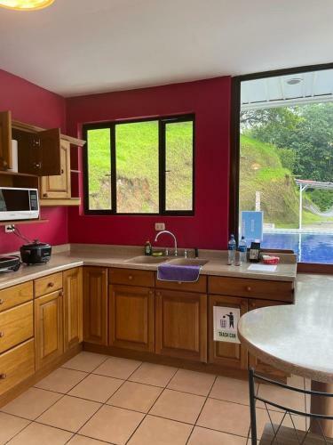 Alegre Villa Con Piscina En La Monta�a