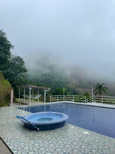 Alegre Villa Con Piscina En La Monta�a