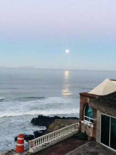 Ocean Front Antique House, Private Beach!