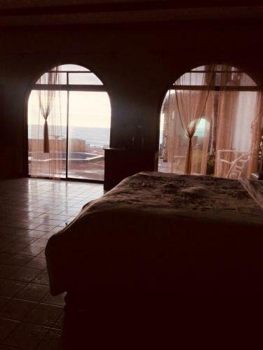 Ocean Front Antique House, Private Beach!