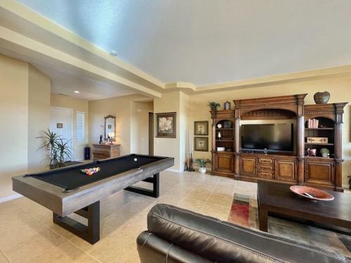 Palm Trees Villa In The Desert