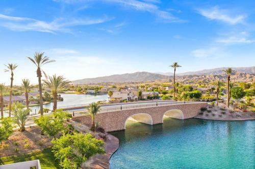 Palm Trees Villa In The Desert