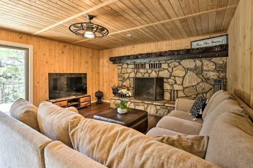 Spacious Lake Arrowhead Cabin With Jacuzzi Spa!
