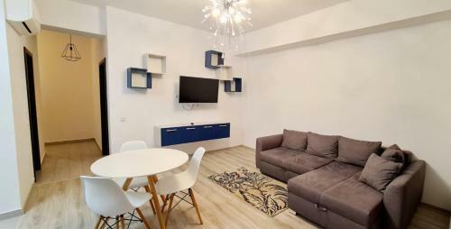 Luxurious Azure Apartment Near Palas Mall