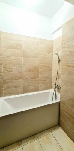 Luxurious Azure Apartment Near Palas Mall