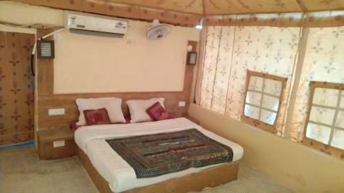 Hostal Laughing Buddha Guesthouse And Safari