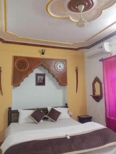 Hostal Laughing Buddha Guesthouse And Safari