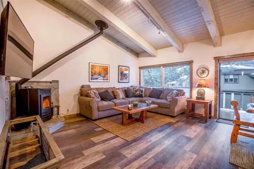 #487 - Newly Remodeled Mammoth Condo - Spa & Pool