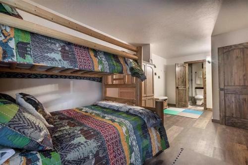 #487 - Newly Remodeled Mammoth Condo - Spa & Pool