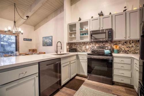#487 - Newly Remodeled Mammoth Condo - Spa & Pool