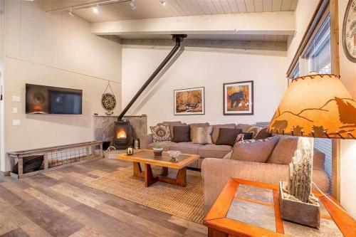 #487 - Newly Remodeled Mammoth Condo - Spa & Pool