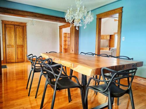 Cheerful 3 Bedroom Cottage With Indoor Fireplace