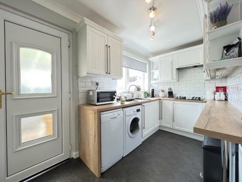 Dragonfly - Hot Tub Luxury Two Bedroom Cottage