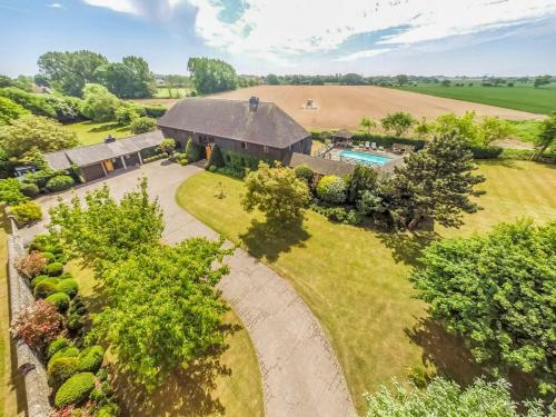 Pass The Keys Large Converted Barn With Pool, Gym And Gardens