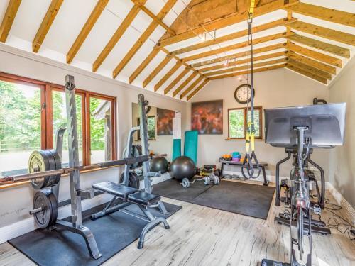 Pass The Keys Large Converted Barn With Pool, Gym And Gardens
