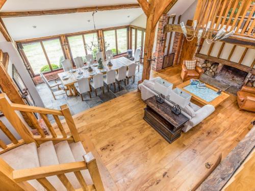 Pass The Keys Large Converted Barn With Pool, Gym And Gardens
