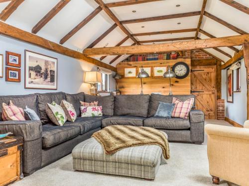 Pass The Keys Large Converted Barn With Pool, Gym And Gardens