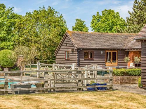 Pass The Keys Large Converted Barn With Pool, Gym And Gardens