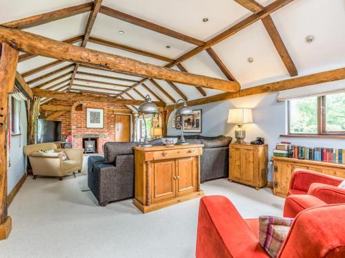 Pass The Keys Large Converted Barn With Pool, Gym And Gardens