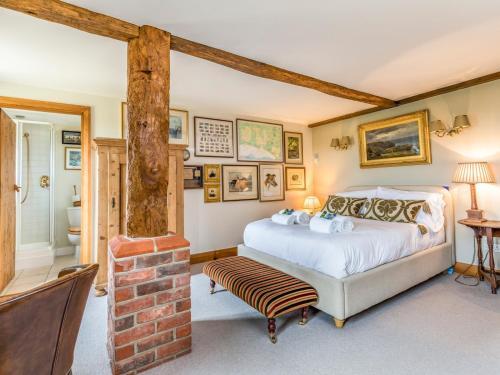Pass The Keys Large Converted Barn With Pool, Gym And Gardens