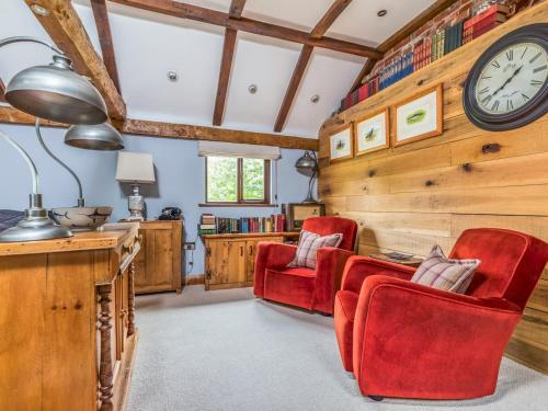 Pass The Keys Large Converted Barn With Pool, Gym And Gardens