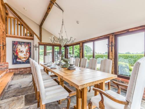 Pass The Keys Large Converted Barn With Pool, Gym And Gardens