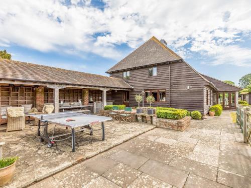 Pass The Keys Large Converted Barn With Pool, Gym And Gardens