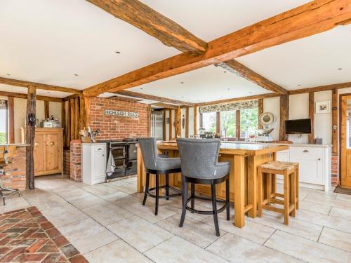 Pass The Keys Large Converted Barn With Pool, Gym And Gardens