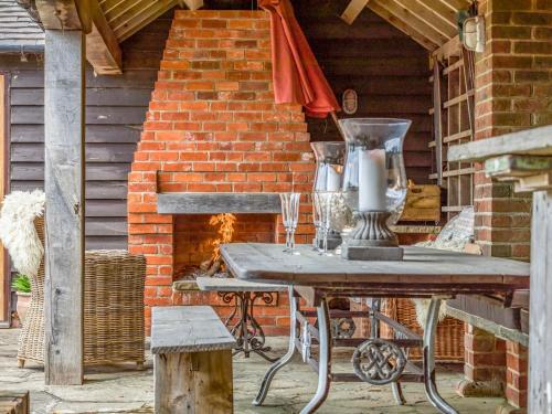 Pass The Keys Large Converted Barn With Pool, Gym And Gardens