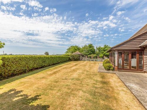 Pass The Keys Large Converted Barn With Pool, Gym And Gardens