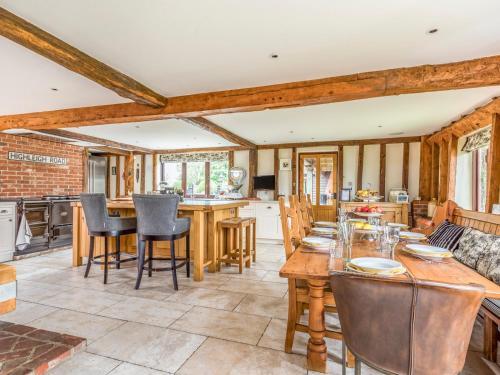 Pass The Keys Large Converted Barn With Pool, Gym And Gardens