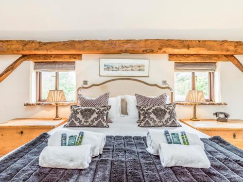 Pass The Keys Large Converted Barn With Pool, Gym And Gardens