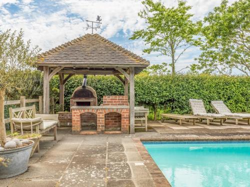 Pass The Keys Large Converted Barn With Pool, Gym And Gardens