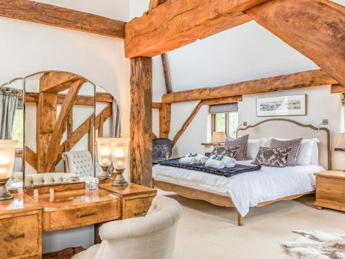 Pass The Keys Large Converted Barn With Pool, Gym And Gardens