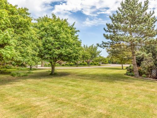 Pass The Keys Large Converted Barn With Pool, Gym And Gardens