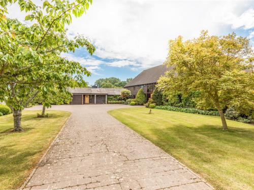 Pass The Keys Large Converted Barn With Pool, Gym And Gardens