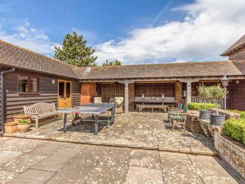 Pass The Keys Large Converted Barn With Pool, Gym And Gardens