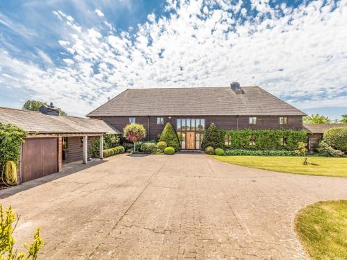 Pass The Keys Large Converted Barn With Pool, Gym And Gardens