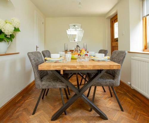 Heathfield Cottage- A Little Gem In The Cotswolds